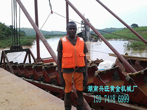 剛果金工人在采金船上